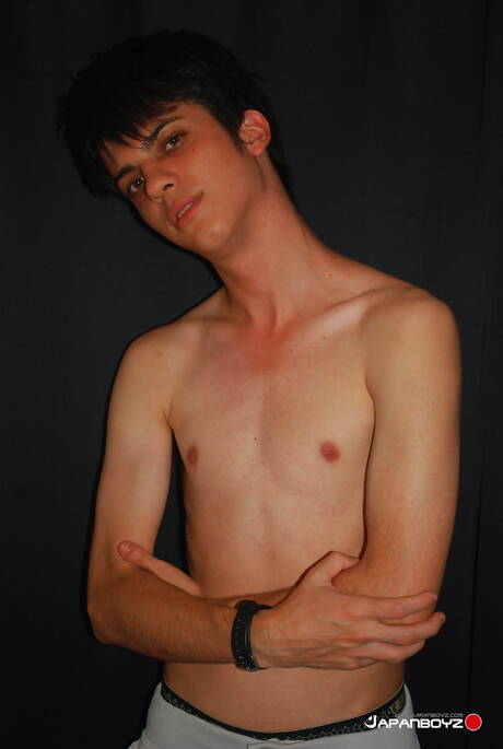 Il bellissimo ragazzo asiatico Shosei mostra un corpo meraviglioso