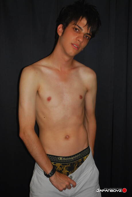 Il bellissimo ragazzo asiatico Shosei mostra un corpo meraviglioso