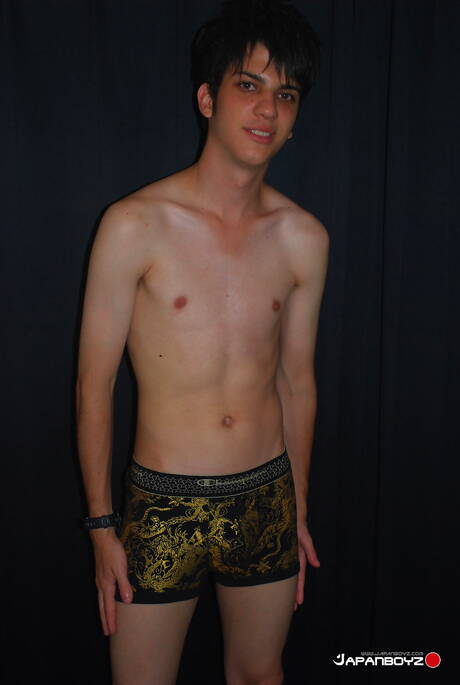 Il bellissimo ragazzo asiatico Shosei mostra un corpo meraviglioso