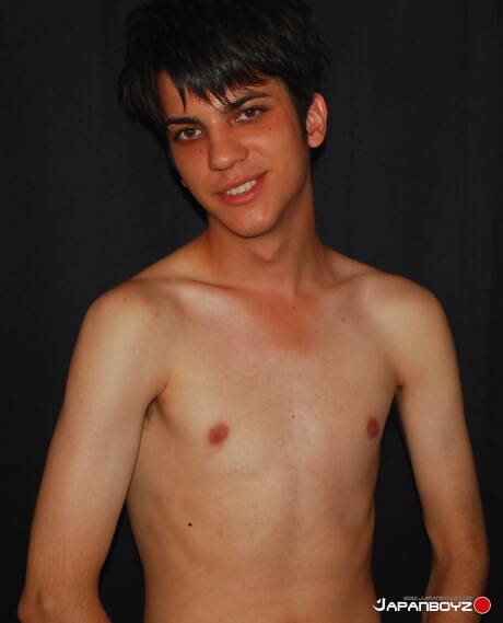 Il bellissimo ragazzo asiatico Shosei mostra un corpo meraviglioso