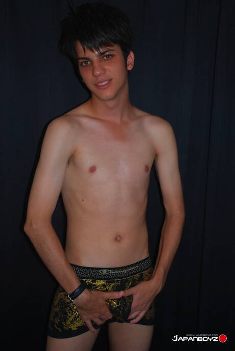 Il bellissimo ragazzo asiatico Shosei mostra un corpo meraviglioso