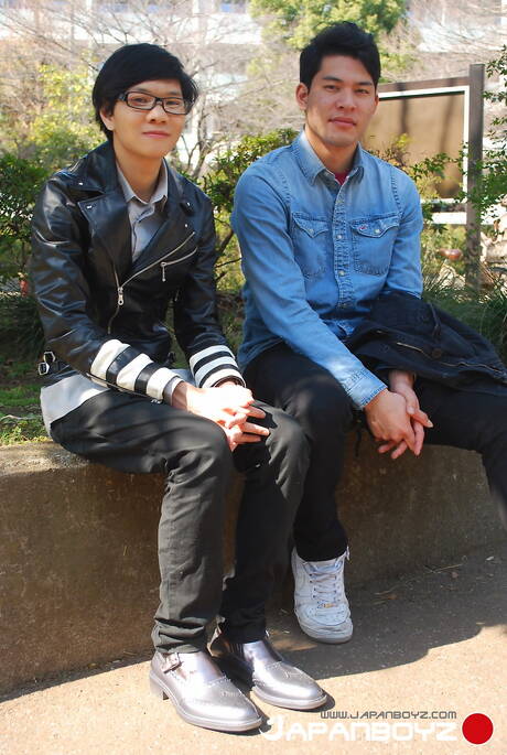 El guapo chico asiático Leo tiene sexo anal al aire libre