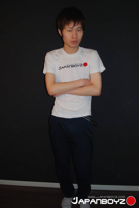 Der orientalische Twink Akinori hat ein Vergnügen