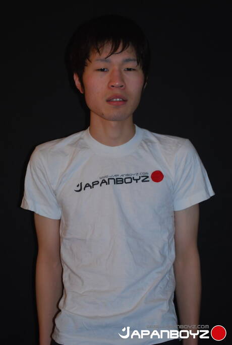 Der orientalische Twink Akinori hat ein Vergnügen