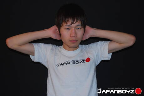 Der orientalische Twink Akinori hat ein Vergnügen