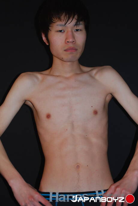 Der orientalische Twink Akinori hat ein Vergnügen