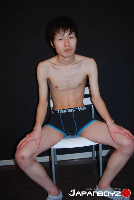 Der orientalische Twink Akinori hat ein Vergnügen