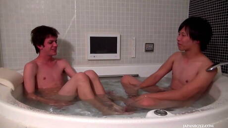 東方小鮮肉 Shosei 和年輕帥哥 Ryo San 在浴缸裡吸吮陰莖