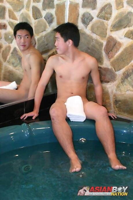 帥哥 Misha Krocks 和帥哥 Brandon Tam 在浴室裡上演口交戲