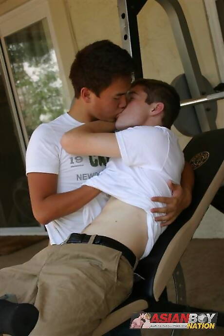 Der heiße Twink Alex Mcarther und der hübsche Junge Bobby Lin bei heißer Arschfick-Action