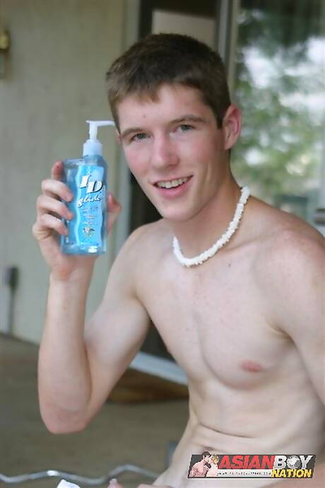 Der heiße Twink Alex Mcarther und der hübsche Junge Bobby Lin bei heißer Arschfick-Action