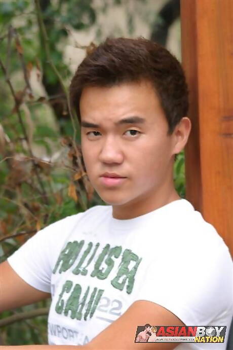 Der junge Asiat Bobby Lin wichst draußen