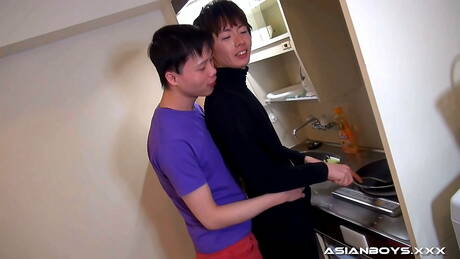 Asian Gay Network: 어린 케이타와 아름다운 소년 칸이 주방에서 딕을 빨고 섹스를 한다