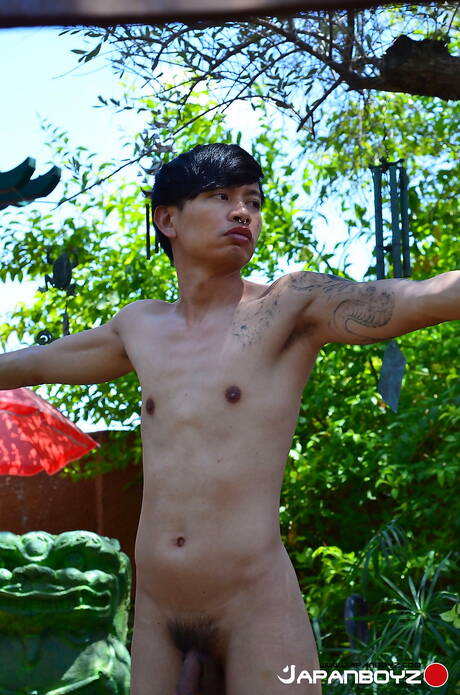 Aziatische jonge Chonna toont een perfect lichaam aan de buitenkant