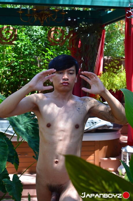 Aziatische jonge Chonna toont een perfect lichaam aan de buitenkant