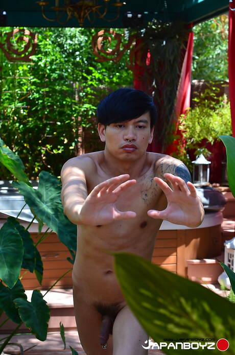 Aziatische jonge Chonna toont een perfect lichaam aan de buitenkant