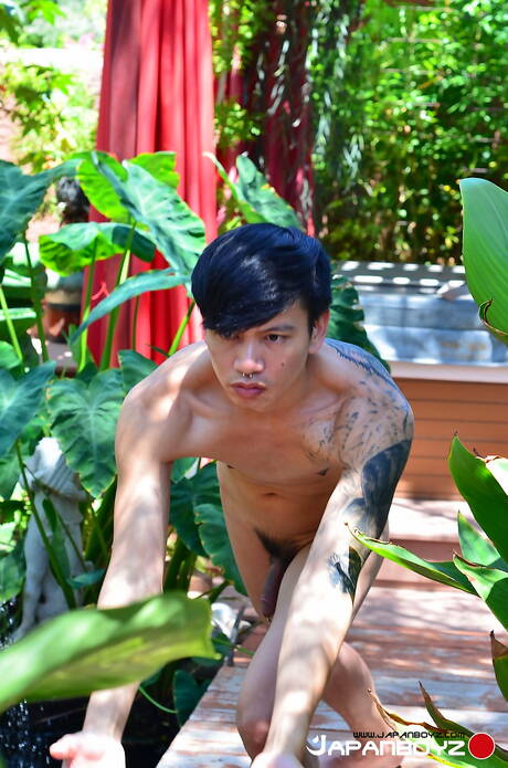 Aziatische jonge Chonna toont een perfect lichaam aan de buitenkant