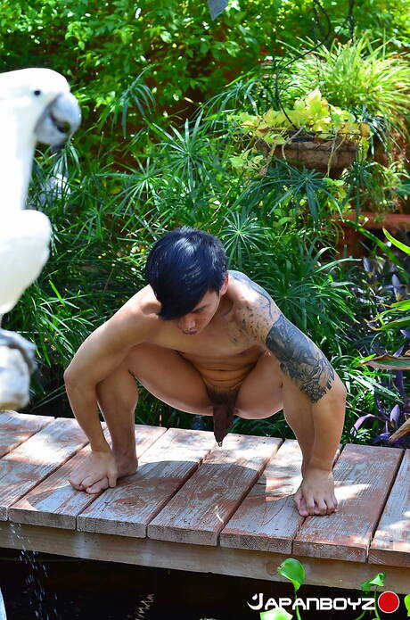 Aziatische jonge Chonna toont een perfect lichaam aan de buitenkant