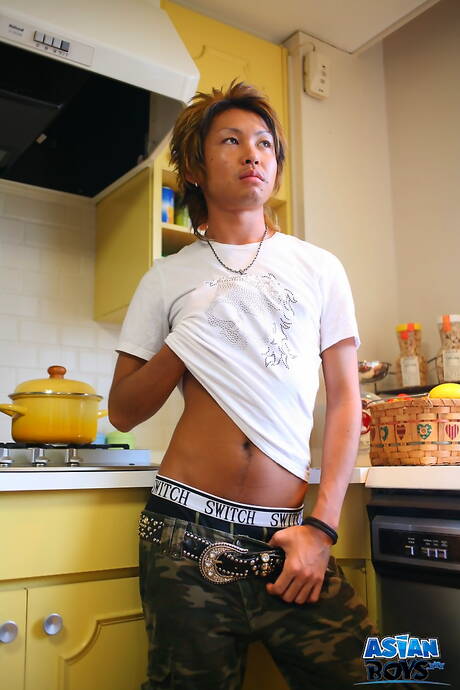 Der junge asiatische Typ Gota Yamaguchi hat heißen Pärchensex in der Küche