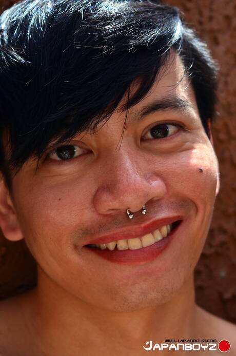 O lindo garoto oriental Chonna posando nu ao ar livre