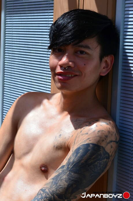 O lindo garoto oriental Chonna posando nu ao ar livre