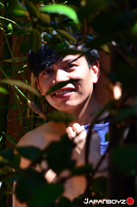 O lindo garoto oriental Chonna posando nu ao ar livre