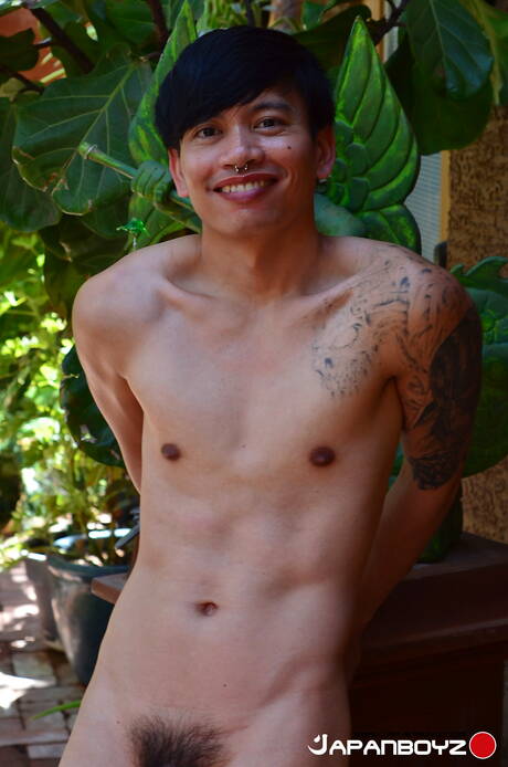 동양의 아름다운 소년 Chonna가 밖에서 누드 포즈를 취하고 있습니다.