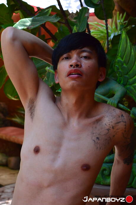 O lindo garoto oriental Chonna posando nu ao ar livre