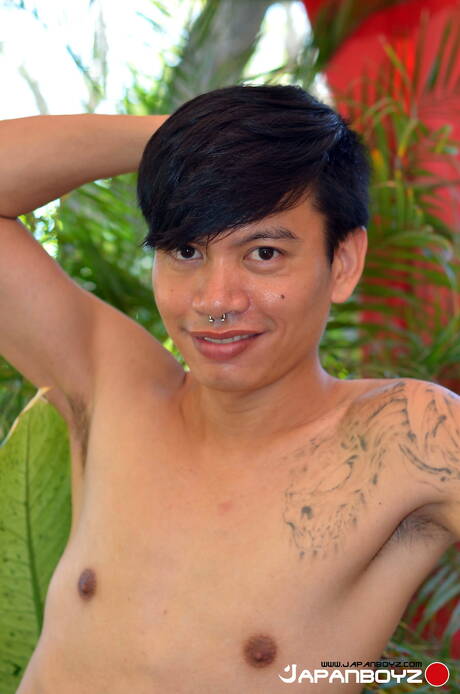 El joven oriental Chonna se masturba al aire libre