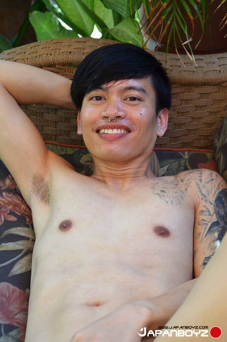 El joven oriental Chonna se masturba al aire libre