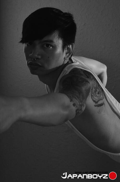 Aziatische hete twink Chonna poseert naakt