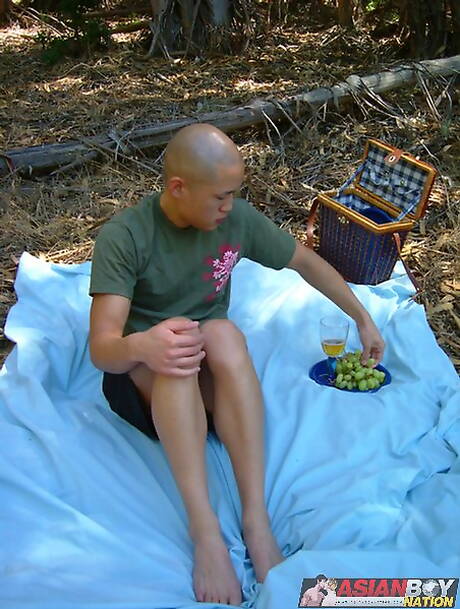 El jovencito asiático Cameron Long se masturba al aire libre