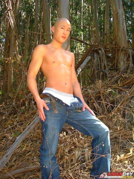 Der schöne asiatische Junge Cameron Long neckt seinen Schwanz im Freien