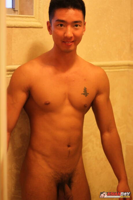 El cachas oriental Tristan Tran posando desnudo