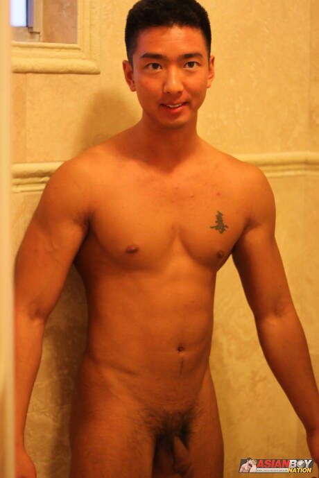 El cachas oriental Tristan Tran posando desnudo