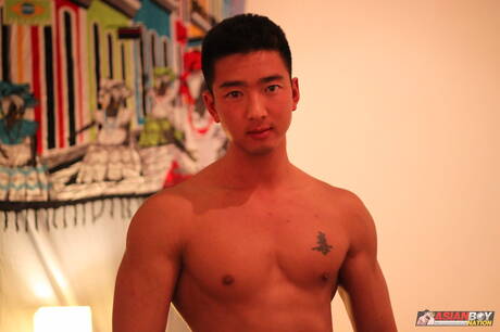 El cachas oriental Tristan Tran posando desnudo
