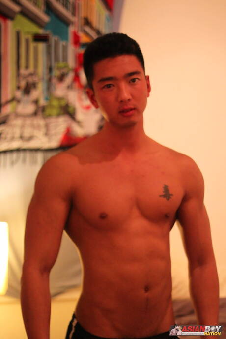 El cachas oriental Tristan Tran posando desnudo