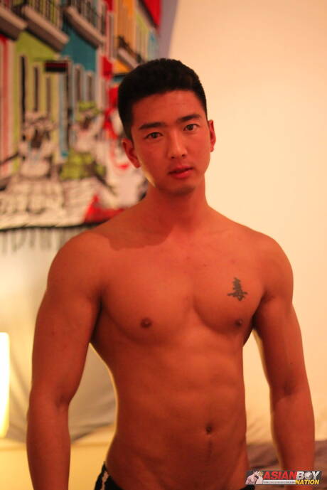 El cachas oriental Tristan Tran posando desnudo