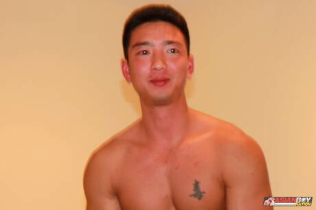 El cachas oriental Tristan Tran posando desnudo