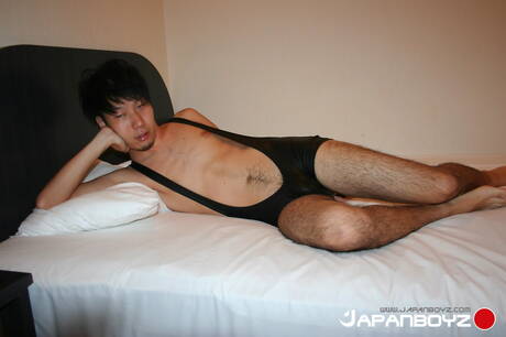 동양계 핫 트윙크 하루토가 딜도로 자위를 한다