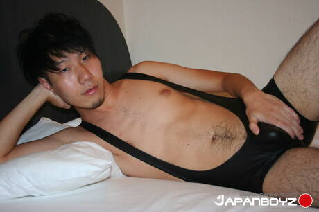 El jovencito oriental Haruto se masturba con un consolador