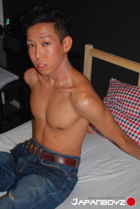 東方漂亮男孩Yuto玩雞巴