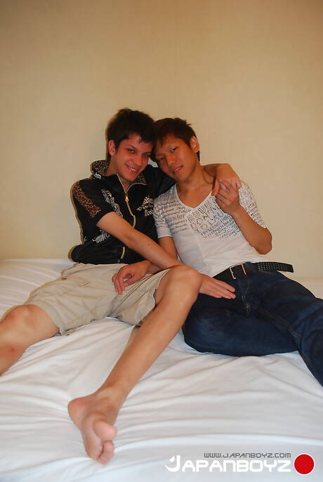 El joven asiático Makoto 2 y el jovencito oriental Shosei se follan el culo después de chuparlo