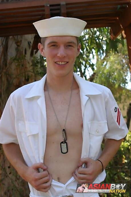 El joven Alex Mcarther posando desnudo al aire libre