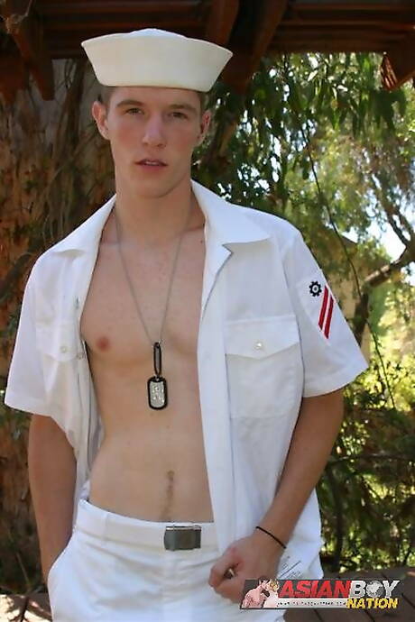 Asian Gay Network: Der kleine Alex Mcarther posiert nackt draußen