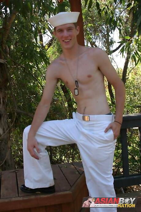 El joven Alex Mcarther posando desnudo al aire libre
