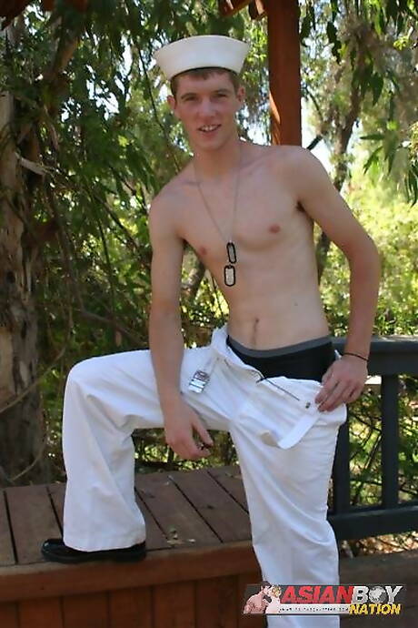 El joven Alex Mcarther posando desnudo al aire libre