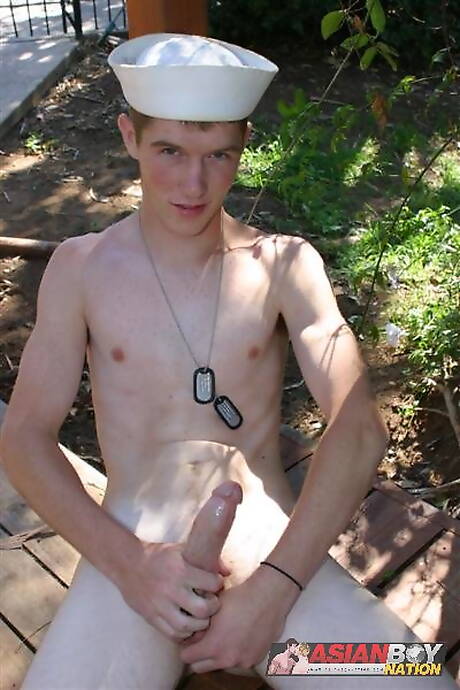 El joven Alex Mcarther posando desnudo al aire libre