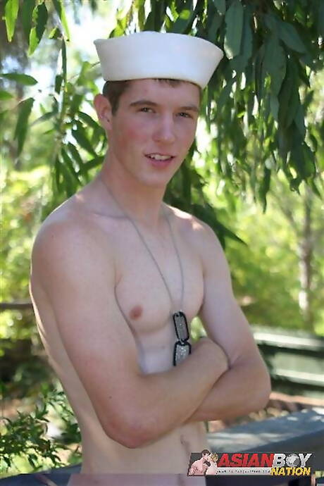 El joven Alex Mcarther posando desnudo al aire libre