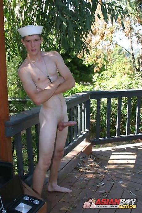 El joven Alex Mcarther posando desnudo al aire libre